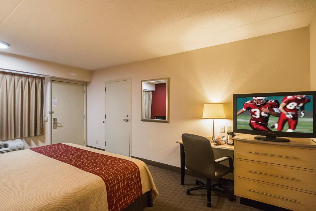 Red Roof Inn Indianapolis North - College Park image 16