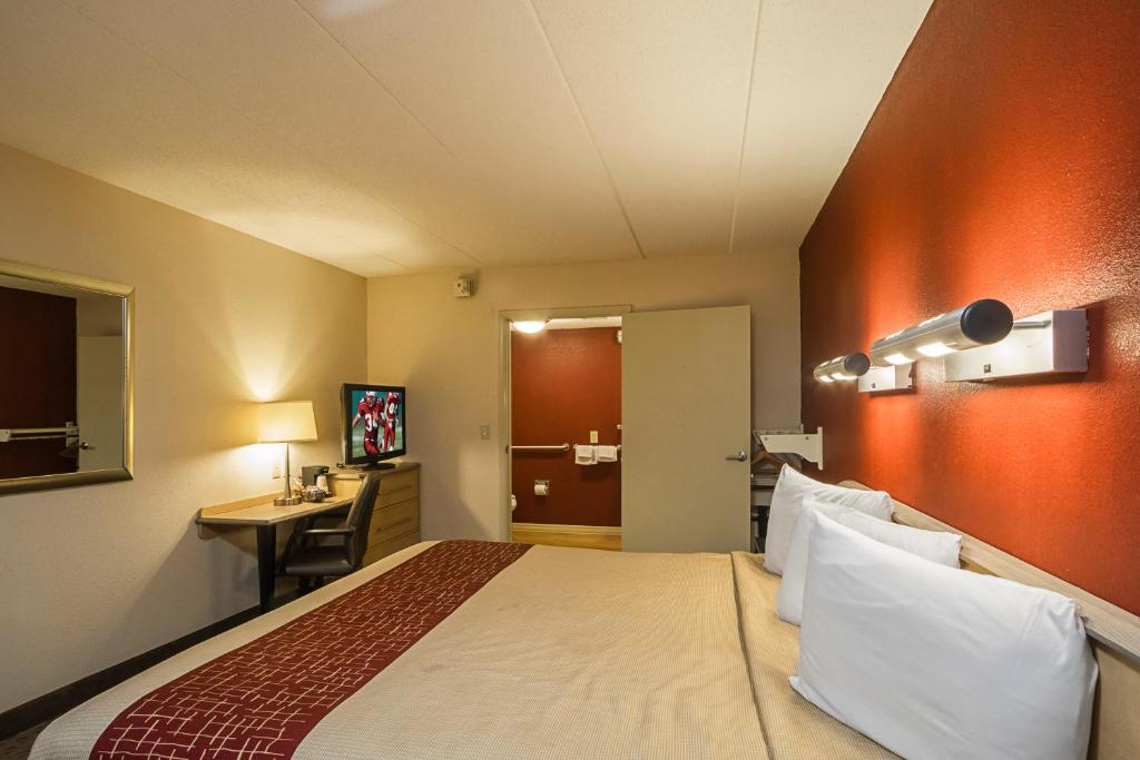 Red Roof Inn Indianapolis North - College Park image 17