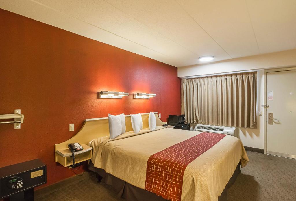 Red Roof Inn Indianapolis North - College Park image 18