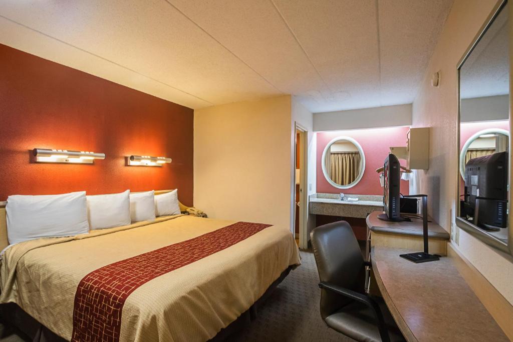 Red Roof Inn Indianapolis North - College Park image 19
