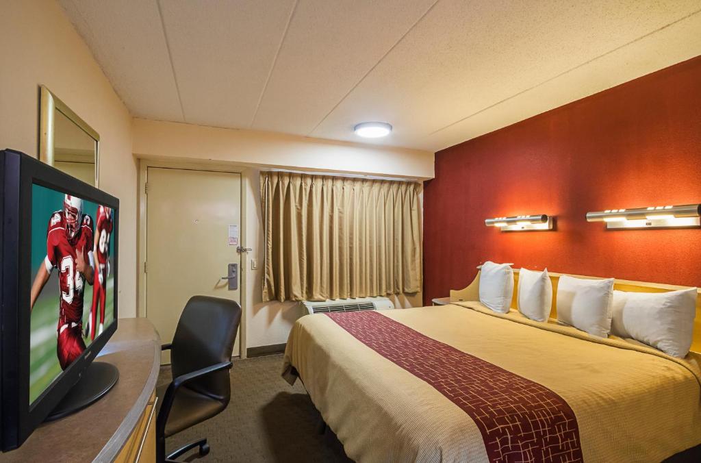 Red Roof Inn Indianapolis North - College Park image 22
