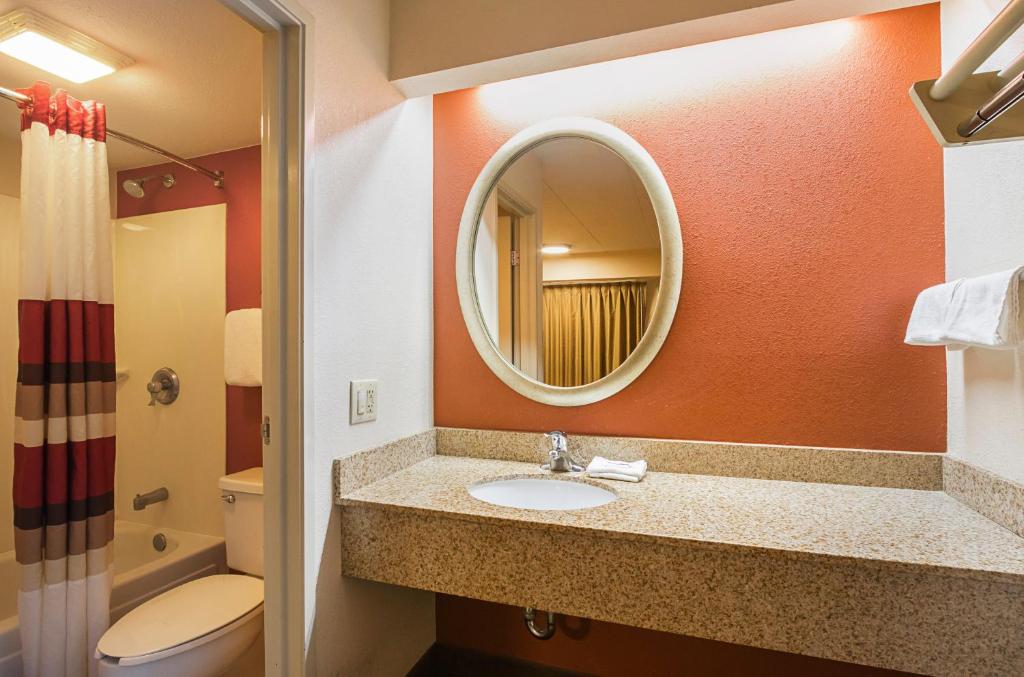 Red Roof Inn Indianapolis North - College Park image 23