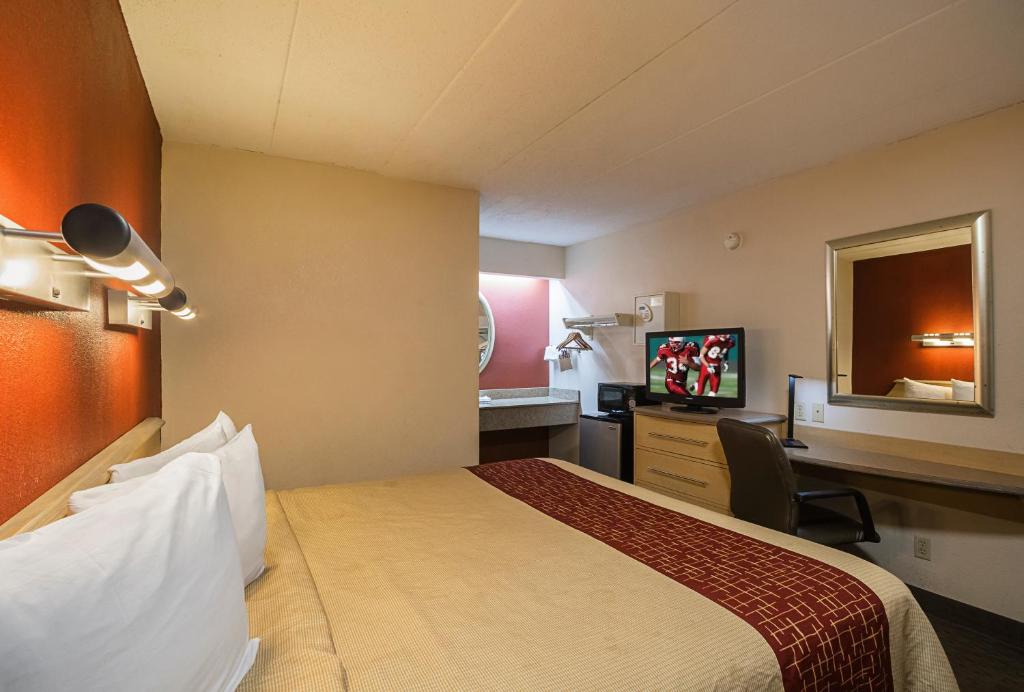 Red Roof Inn Indianapolis North - College Park image 25