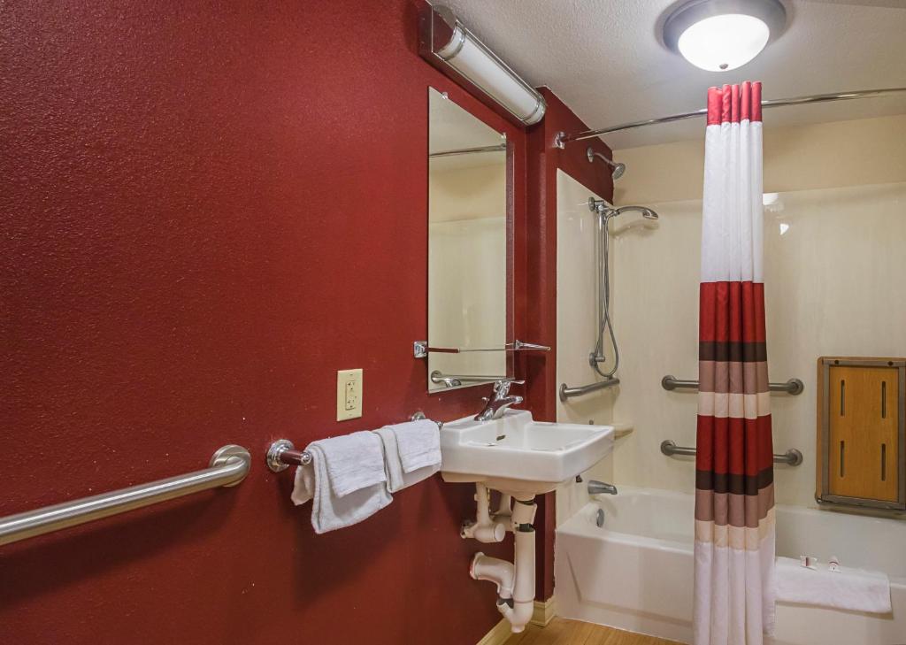 Red Roof Inn Indianapolis North - College Park image 6
