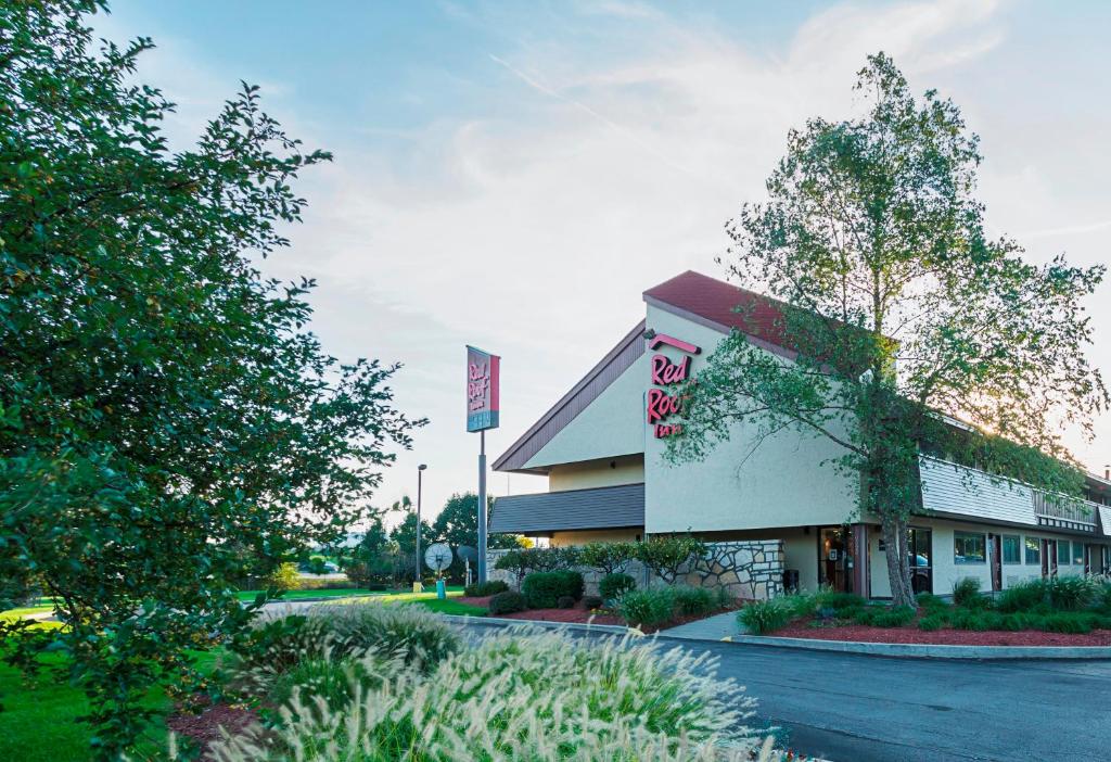 Red Roof Inn Indianapolis North - College Park image 8
